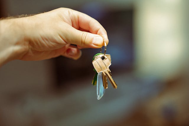 hand-holding-house-keys