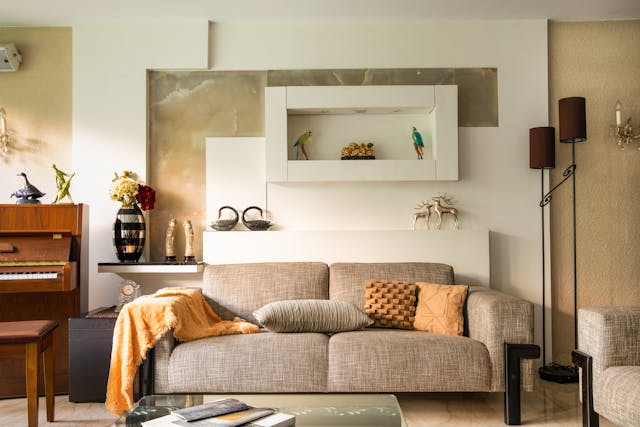 Gray%20Couch%20With%20Throw%20Pillows